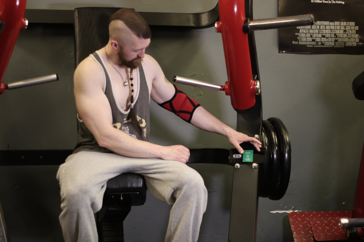 Gym member training with a Gym Buddi on the machine