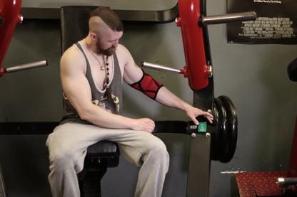Gym member training with a Gym Buddi on the machine